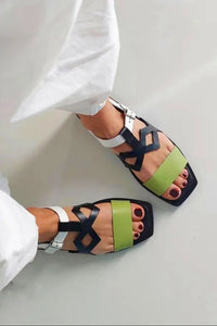 Sandalias Negras Bicolor con Recortes