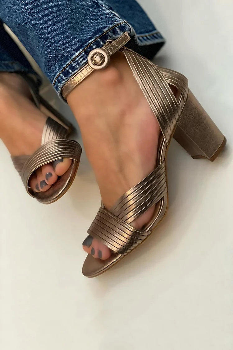 Sandalias Doradas Textura a Rayas