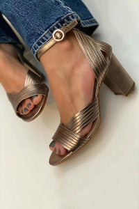 Sandalias Doradas Textura a Rayas