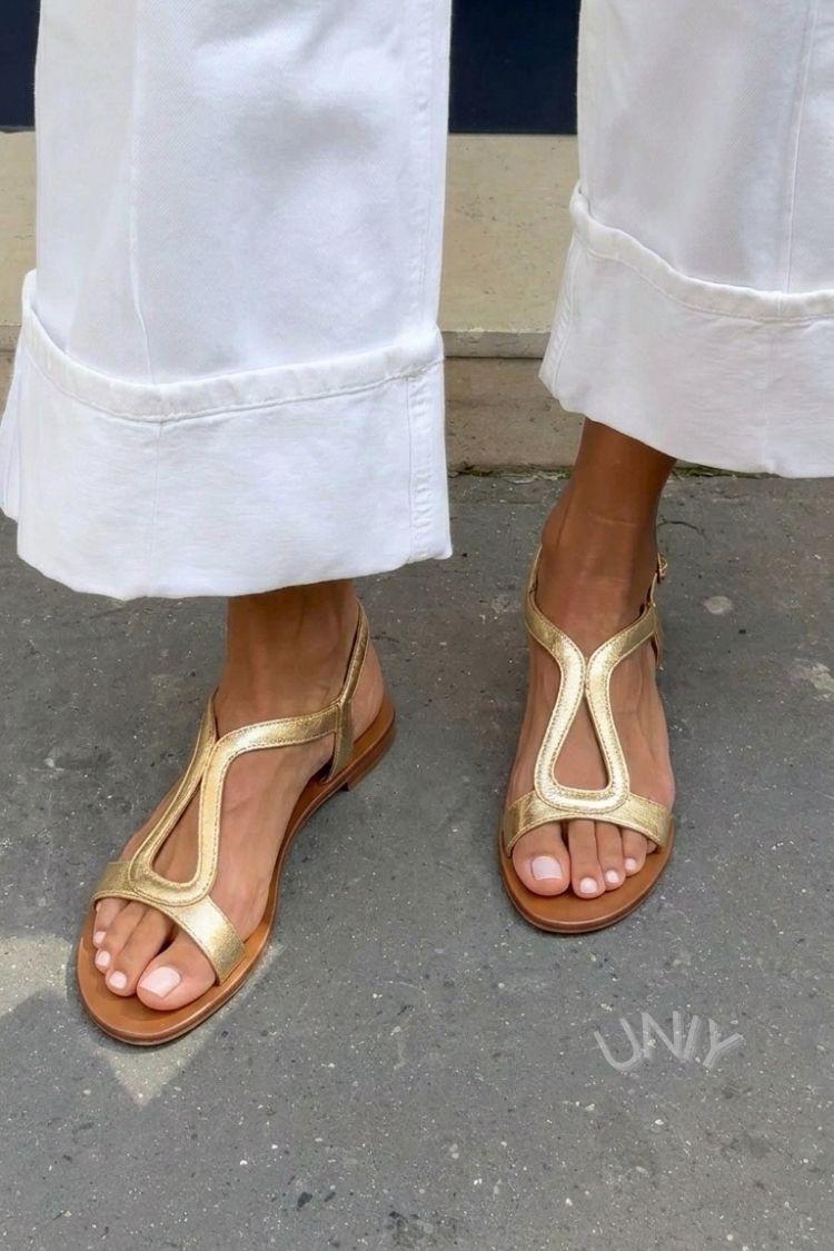 Sandalias Doradas Slingback con Recortes