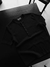 Camiseta con Botones Ajustada Negra