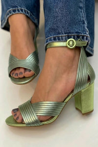 Sandalias Doradas Textura a Rayas